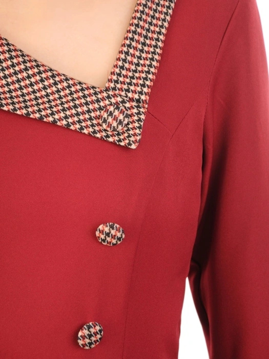 Elegancka sukienka biurowa w pepitkę o prostym fasonie – stylowe guziki i rękaw 3/4 31713