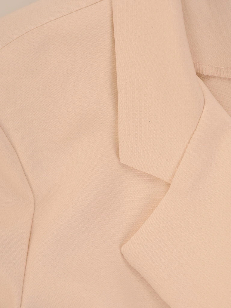 Elegancka kremowa sukienka żakietowa z patkami – wyszczuplające zaszewki i kołnierzyk 34943