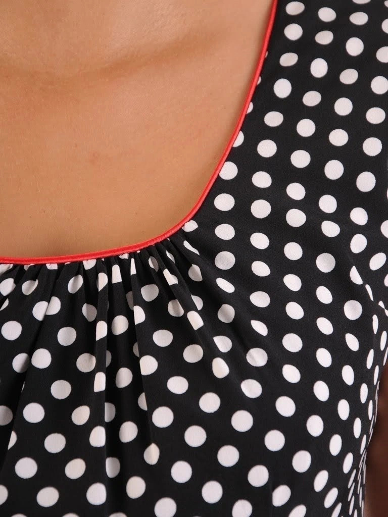 Czarna rozkloszowana sukienka midi w groszki – elegancki fason z czerwoną lamówką bez rękawów 3238