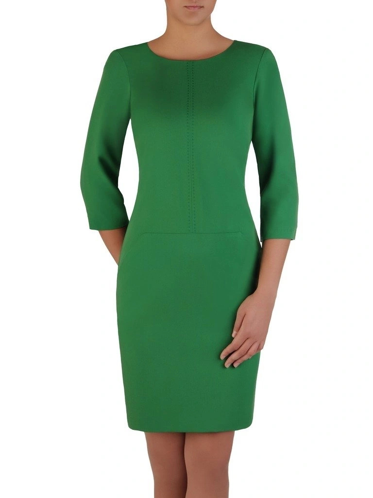 Elegancka zielona sukienka tuba do kolan – subtelne przeszycia modelujące sylwetkę 7604