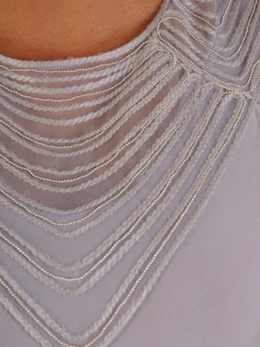 Elegancka popielata bluzka wizytowa z dekoltem w łódkę – prosty fason doskonały pod żakiet 10517