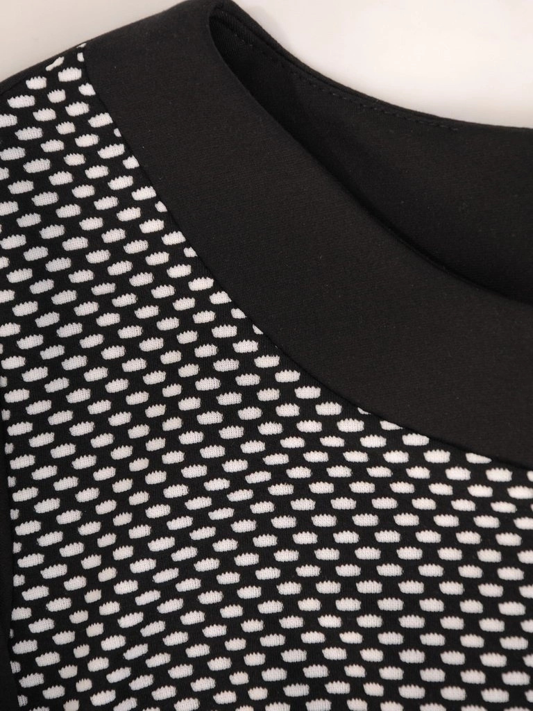 Jesienna sukienka wizytowa midi z geometrycznym printem – prosty fason z dekoltem w łódkę 29755