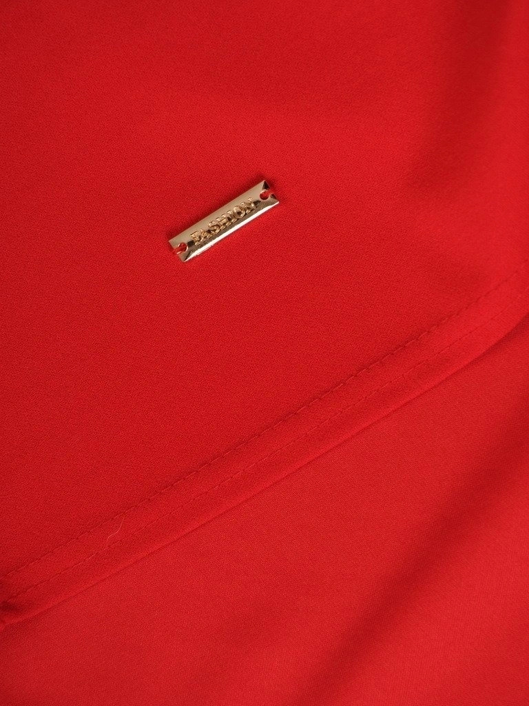 Elegancka czerwona sukienka trapezowa – uroczy kołnierzyk i krój maskujący biodra 10867