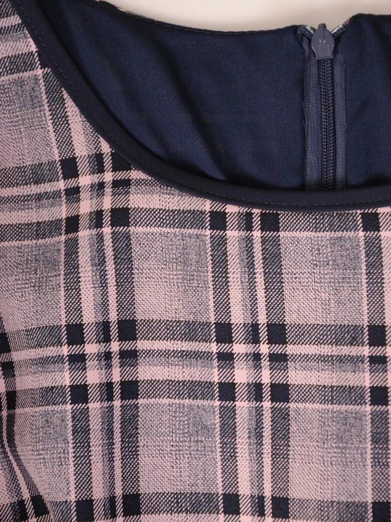 Elegancka sukienka w granatowo-różową kratkę – prosty fason z rękawem 3/4 31079