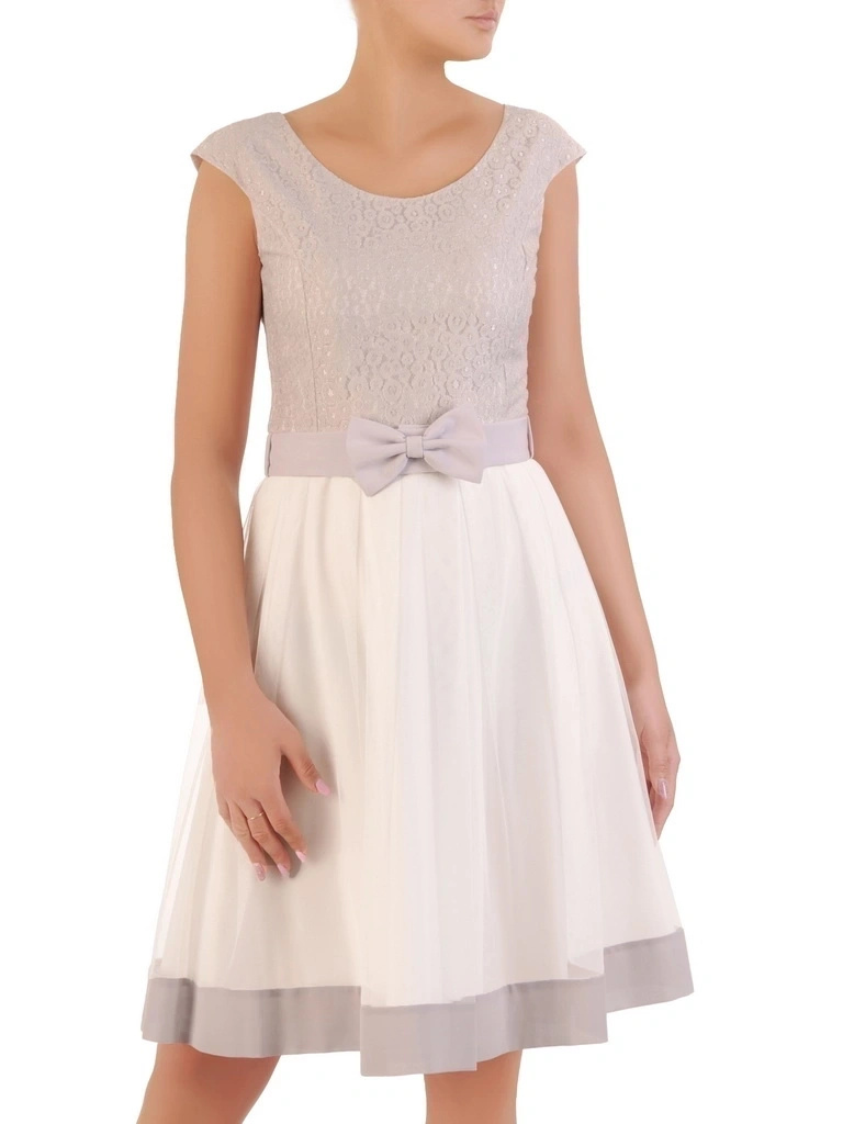 Elegancka biała sukienka rozkloszowana midi – fason z kokardą pięknie modelujący sylwetkę 33069