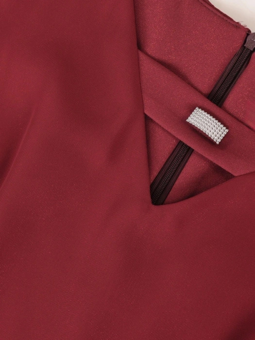 Elegancka bordowa kreacja do kolan z broszką – prosty fason optycznie wyszczuplający z rękawem 3/4 28083
