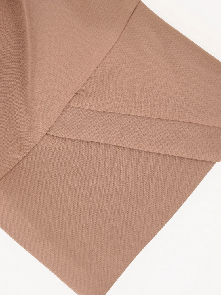 Elegancki garnitur damski na wesele cappuccino – prosty fason ze spodniami i paskiem 41906