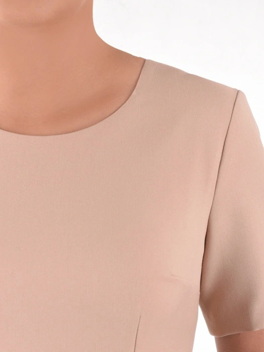 Elegancka sukienka damska ołówkowa midi beżowa – subtelny krój modelujący sylwetkę 40358