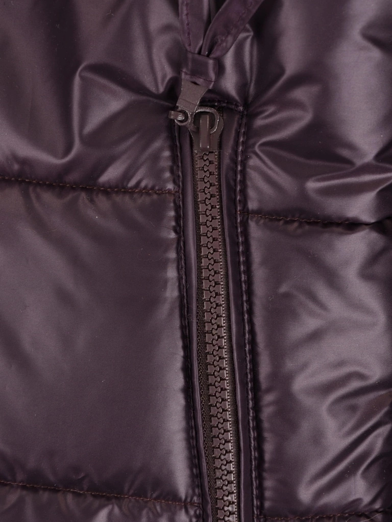 Fioletowa kurtka pikowana damska na jesień i zimę – klasyczny fason z kapturem zapewniający ciepło i wygodę 40929