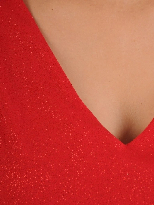 Czerwona sukienka rozkloszowana z błyszczącą górą – elegancka kreacja midi z dekoltem serek 23084