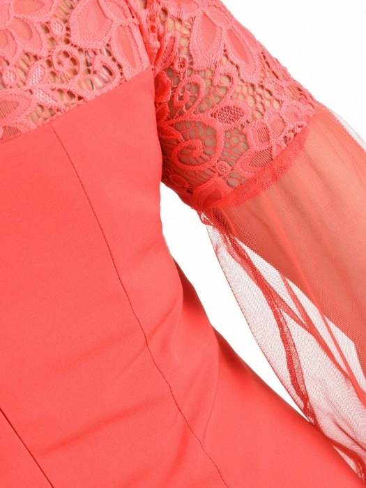 Elegancka sukienka midi koralowa na wesele – prosty krój z koronką i tiulowymi rękawami 42105