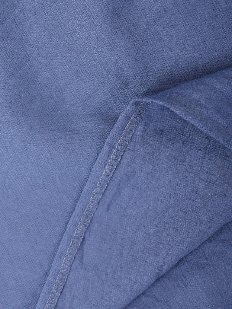 Niebieski komplet damski ze spodniami jeans – luźny fason z dekoltem w serek i paskiem 39952
