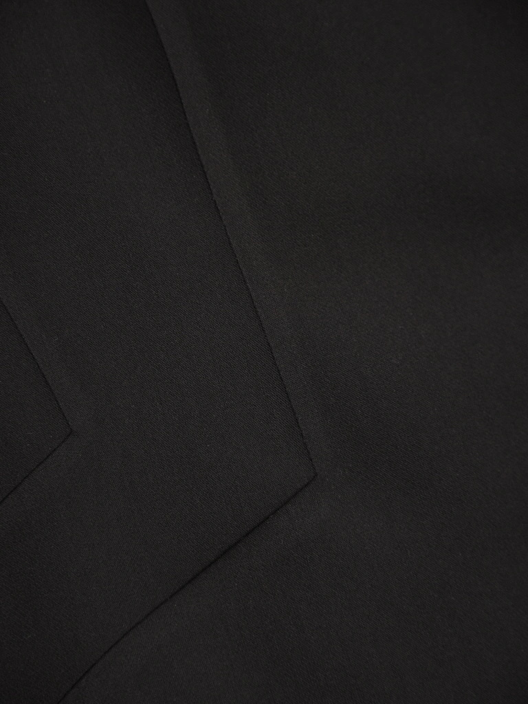 Stylowa czarna sukienka midi o prostym kroju – wysmuklające pionowe przeszycia i elegancki dekolt 25766