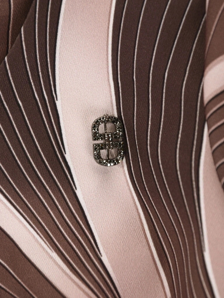 Brązowa sukienka rozkloszowana midi we wzory – fason tuszujący biodra z eleganckim dekoltem 42065