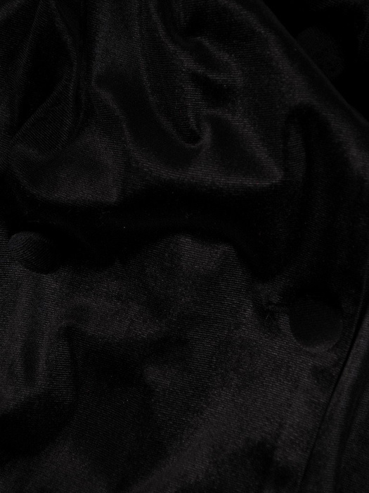 Sukienka z aksamitu 18794, czarna kreacja w wyszczuplającym fasonie.