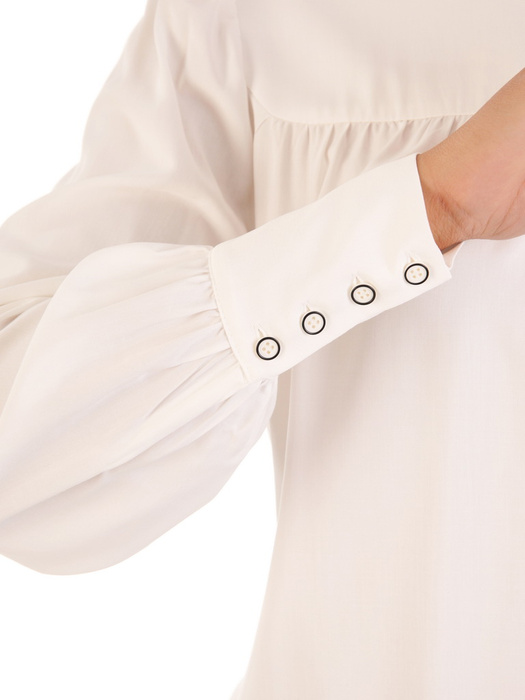 Biała bluzka z bufiastymi rękawami 32991