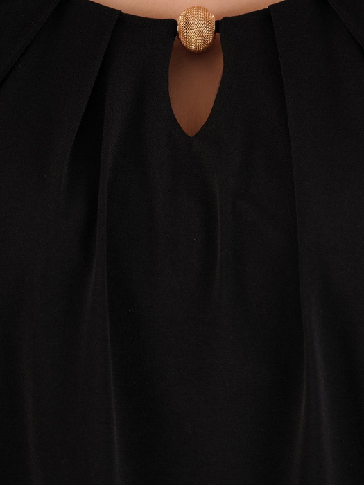 Czarna sukienka w kobiecym fasonie 20900.