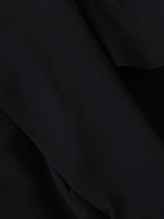 Czarna sukienka w wyszczuplającym fasonie Bonita II, wiosenna kreacja kopertowa.