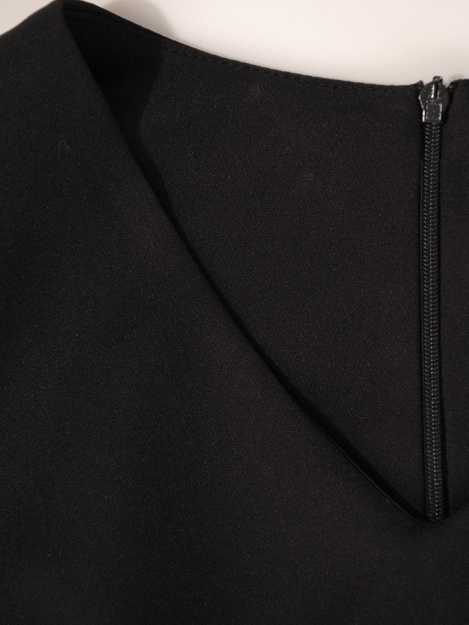 Czarna sukienka z rozszerzanymi, koronkowymi rękawami 19170