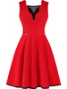Rozkloszowana sukienka Skarlet VI, czerwona kreacja z artystycznie wykończonym dekoltem.